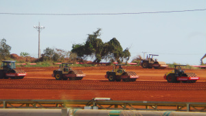 Compactadores e motoniveladoras na construção da terraplanagem do platô em foto captada em 14 de julho de 2015 (Foto: Ricardo Ojeda) 