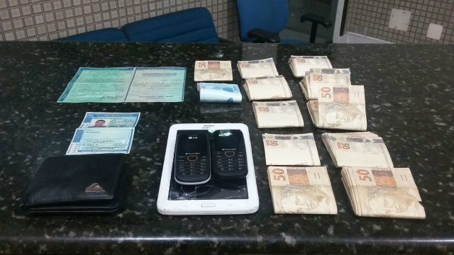 PRF prende topógrafo que estava foragido e utilizava documentação falsa Com o homem foram apreendidos documentos falsos, dinheiro e celulares. (Foto: Assessoria)