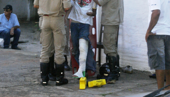 Jovem com uma suposta fratura na perna esquerda devido o acidente
Foto: Guta Rufino