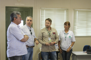 Na entrada de acesso ao canteiro de obras, os colaboradores e visitantes passam pelo setor de identificação, onde são confeccionados os crachás (Foto: Daniela Silis)