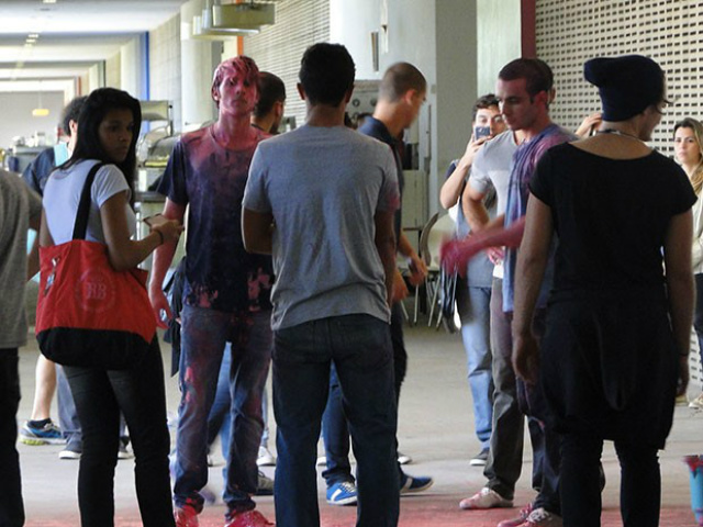 BABILÔNIA: Colegas da faculdade jogam tinta rosa na cabeça de Rafael Humilhação! Rafa leva um banho de tinta (Foto: TV Globo)
