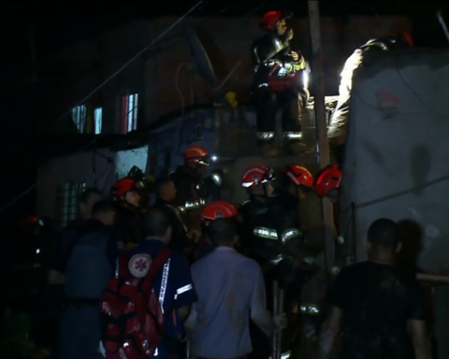 Desabamentos deixam quatro crianças mortas em Mauá Bombeiros trabalham no resgate dos corpos em Mauá. Foto: Reprodução Globo News