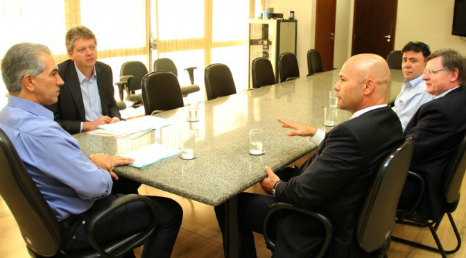 Governador Reinaldo Azambuja durante a reunião na tarde de quinta-feira. (Foto: Assessoria)