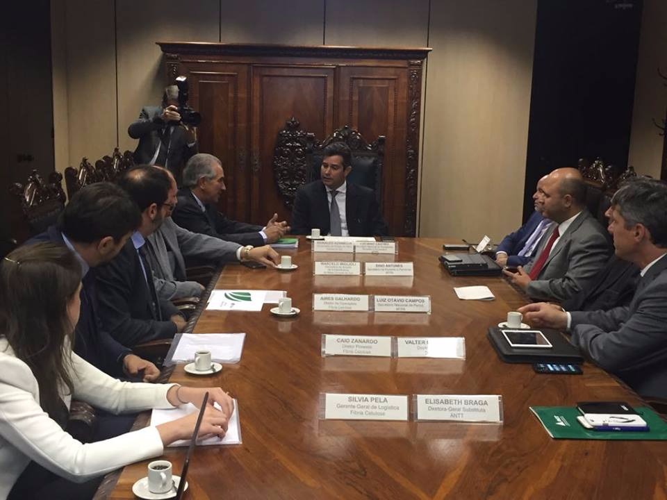 Ministro dos Transportes garante restauração de trecho entre Três Lagoas e Água Clara Reinaldo Azambuja, em Brasília, em reunião no Ministério dos Transportes. (Foto: Divulgação).