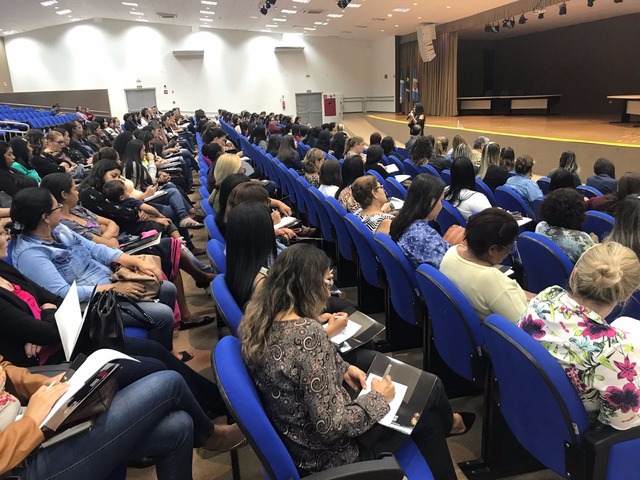 Profissionais da Educação de Três Lagoas participam de mais uma formação continuada do PNAIC Programa visa reduzir a distorção idade-série na Educação Básica, melhorar o Índice de Desenvolvimento da Educação Básica (Ideb) e contribuir para o aperfeiçoamento do desempenho dos professores. (Foto/Assessoria)
