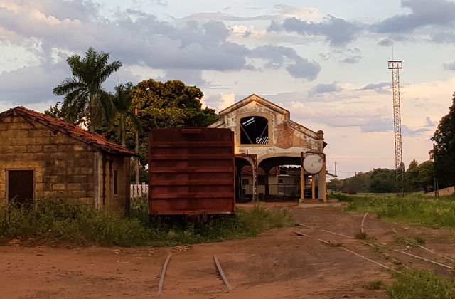 Crise no transporte abre debate sobre investimento em malha ferroviária
A Rede Ferroviária Federal SA inaugurou a estação de Três Lagoas em 31 de dezembro de 1912. Inicialmente a estação servia para embarque ou desembarque de passageiros e posteriormente para transporte de cargas. Hoje o local está abandando como mostra a imagem (Foto: Ricardo Ojeda)