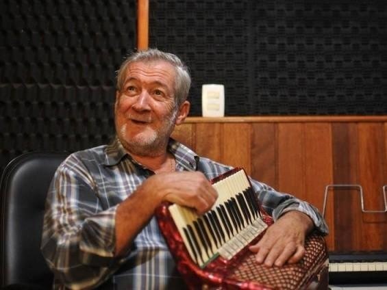 Morre aos 68 anos Dino Rocha, o maior sanfoneiro do Brasil Dino Rocha e sua sanfona (Foto: Alcides Neto/Arquivo Campo Grande News)