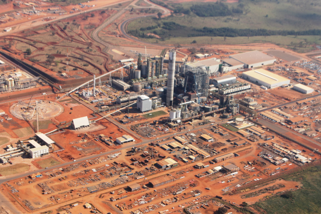 Imagem aérea registrada em 2012 mostra o avanço da construção da maior fábrica de celulose em linha única do mundo (Foto: Ricardo Ojeda/Arquivo) 