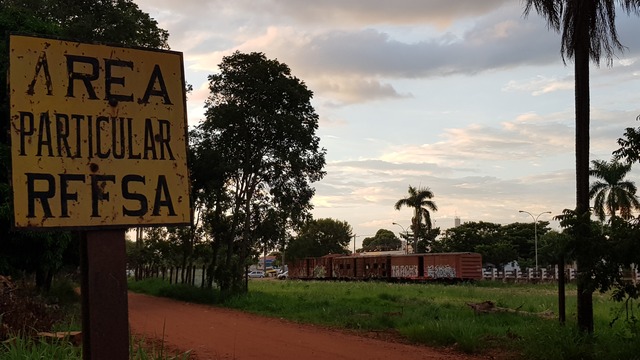Crise no transporte abre debate sobre investimento em malha ferroviária Os vagões que em décadas passadas transportava passageiros e cargas para os grandes centros, hoje está abandonado, sendo consumido pelas ação do tempo (Foto: Ricardo Ojeda)