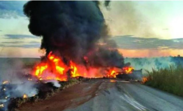 Após a explosão o fogo interditou a rodovia. (Foto: Divulgação)