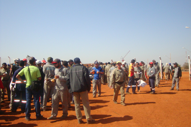 Imagem registrada oito meses após o lançamento da pedra fundamental da primeira unidade da Eldorado mostra a mobilização dos trabalhadores (Foto: Ricardo Ojeda/Arquivo) 
