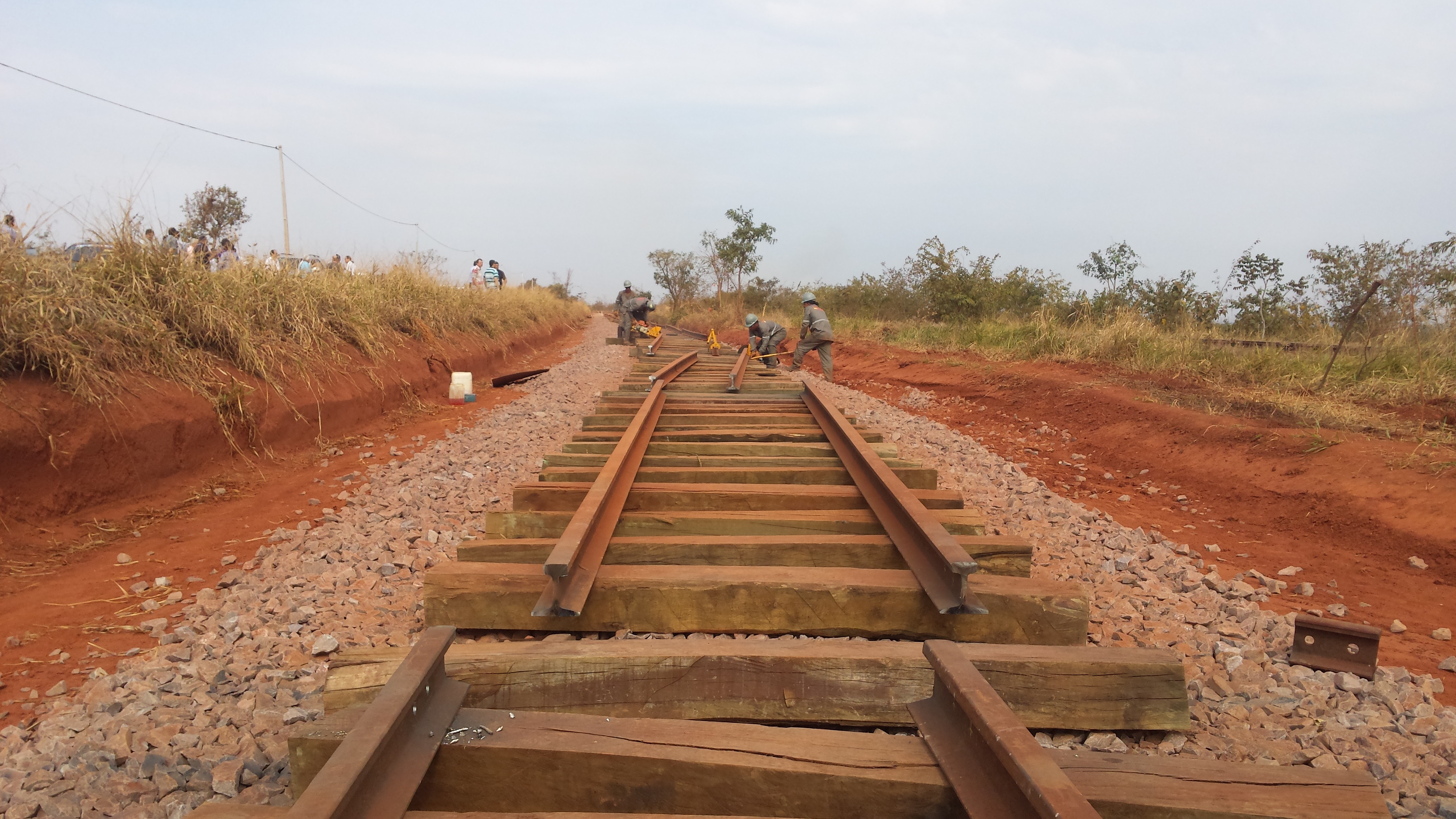 Crise no transporte abre debate sobre investimento em malha ferroviária Instalação dos trilhos do contorno ferroviário de Três Lagoas teve muita pompa, que em 2011 contou com a presença do então governador André Puccinelli, e hoje está abandonando (Fotos: Ricardo Ojeda)