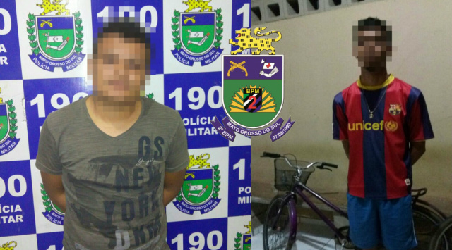 Dois homens apreendidos com bicicletas furadas durante abordagens policiais nesse sábado (09) (Foto: Assessoria)