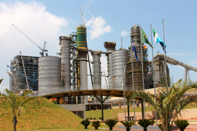 Fábrica de celulose da Eldorado Brasil já está 98% concluída Conjunto de equipamentos da indústria surpreende os visitantes pela dimensão. A caldeira, a maior do mundo em operação possui 90 metros de altura, enquanto a chaminé principal tem 145 metros (Fotos: Ricardo Ojeda)