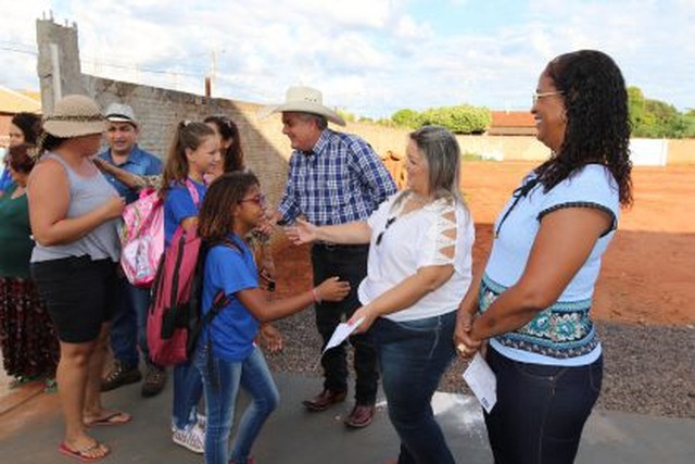 Alunos são recebidos pelo Prefeito Angelo Guerreiro no primeiro dia de aula