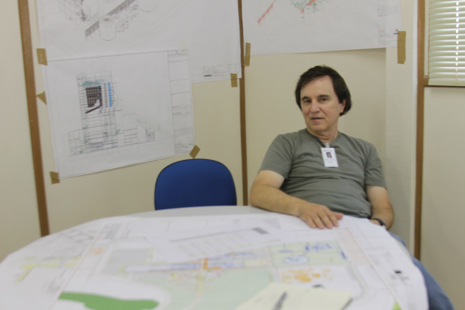 Fábrica de celulose da Eldorado Brasil já está 98% concluída Carlos Roberto Monteiro, engenheiro e diretor Técnico e Industrial da Eldorado Brasil um dos poucos profissionais do setor que tem um currículo invejável: a construção de três plantas de indústria celulose (Fotos: Ricardo Ojeda)