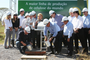 Observado por Monteiro e toda equipe técnica da Eldorado, o então presidente da empresa, Mário Celso Lopes e o governador André Puccinelli enterram a urna do tempo que só será aberto daqui à 50 anos (Foto: Ricardo Ojeda/Arquivo) 