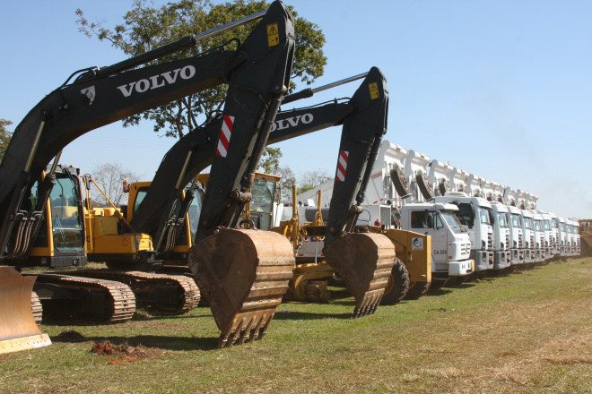 Fábrica de celulose da Eldorado Brasil já está 98% concluída Caminhões, equipamentos e maquinários ficaram estacionados durante a solenidade de lançamento da obras em junho de 2010, causando impacto visual (Foto: Ricardo Ojeda)