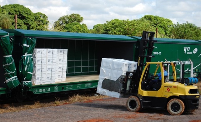 Crise no transporte abre debate sobre investimento em malha ferroviária Além do modal ferroviário construído em Aparecida do Taboado, a Fibria utiliza também outra estrutura instalada no bairro Jupiá, em Três Lagoas. A carga de celulose segue em vagões até o Porto de Santos (Foto: Assessoria de Comunicação)