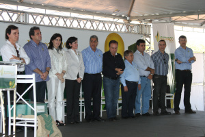 Diretores da Eldorado e autoridades políticas do Estado durante solenidade de lançamento da obra da maior fábrica de celulose em linha única do mundo (Foto: Ricardo Ojeda/Arquivo) 
