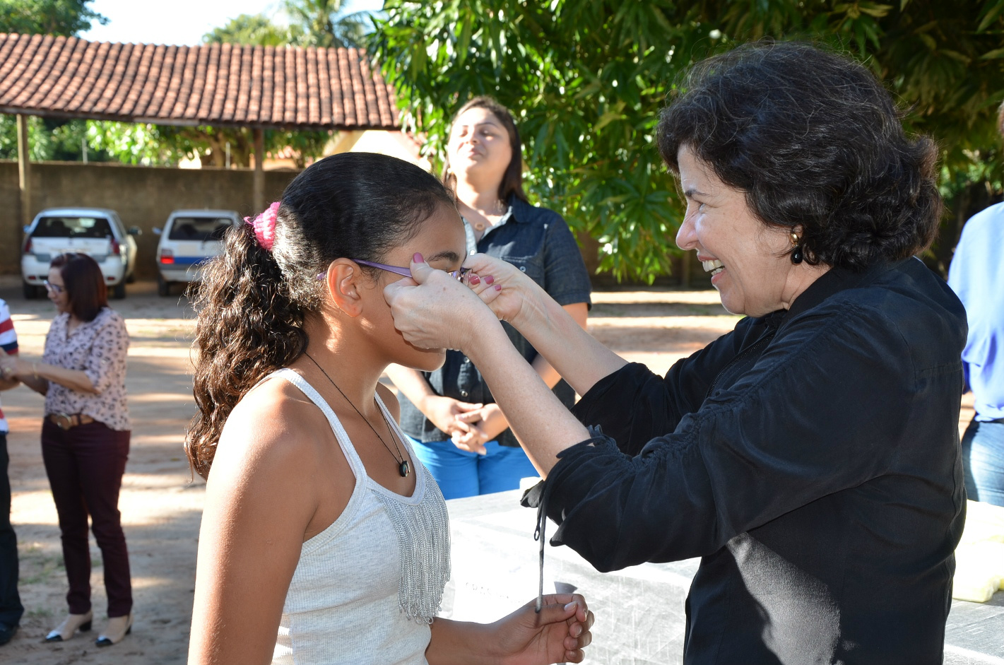 Marcia Moura entrega óculos, peças de vestuário e kits de higiene pessoal para assistidos dos CRAS Para receber os óculos, o beneficiário realiza todo procedimento de consulta e encaminhamento por meio da Secretaria Municipal de Saúde. (Foto: Assessoria)