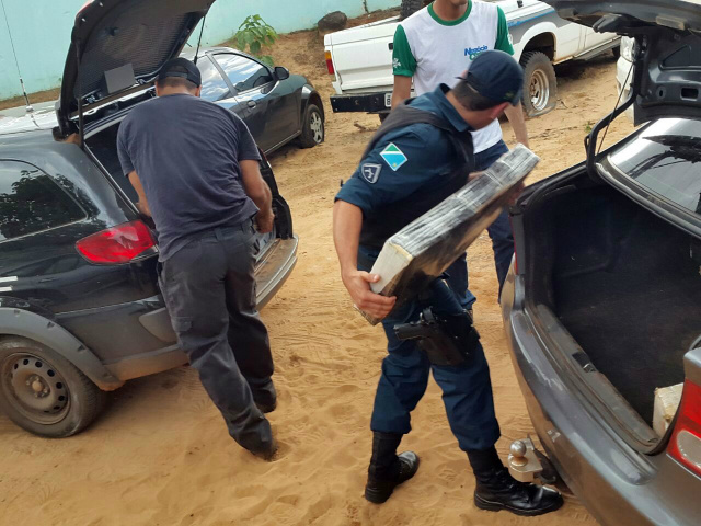 PM de Arapuá e Água Clara prende homem com 300 kg de droga na região do "Pombo" Todo material apreendido foi encaminhado para a Delegacia Civil de Água Clara (foto: Nei Canistro)