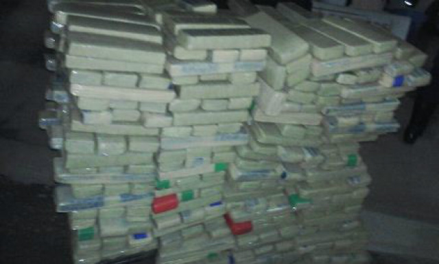 Traficante abandona carro roubado com 650 quilos de droga em rodovia Droga encontrada no carro roubado. (foto: 2º BPM)