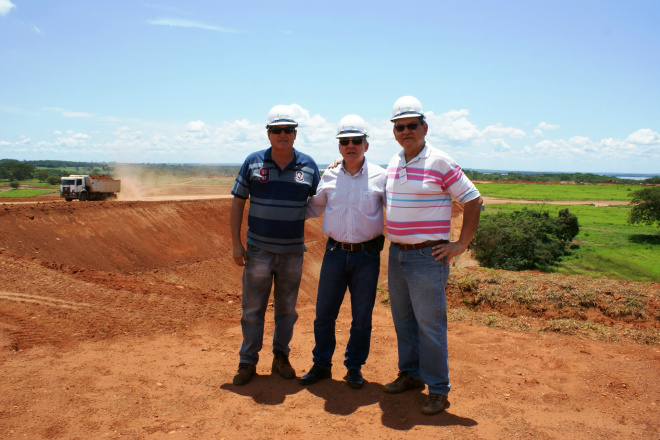 Foto registrada no dia 07 de dezembro de 2010, seis meses após o lançamento da pedra fundamental, nota-se ao fundo que as obras de terraplanagem já estavam bem adiantadas