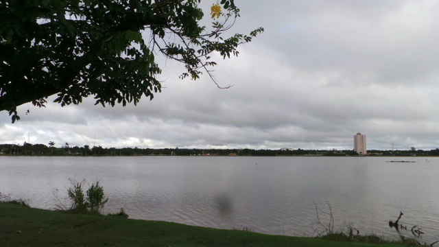 Sábado amanheceu nublado em Três Lagoas. (Foto: Ricardo Ojeda).