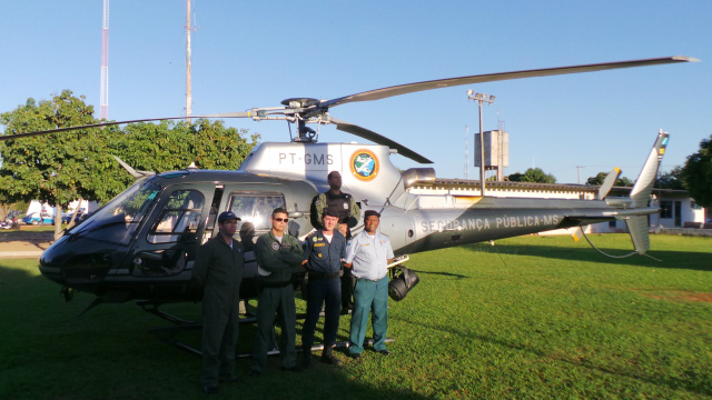 Com apoio aéreo PM deflagra Operação Cidade Tranquila em Três Lagoas Antes da decolagem a equipe do Agrupamento Aéreo registrou o inicio da operação junto com os coronéis, Monari e Muniz (Foto: Ricardo Ojeda)