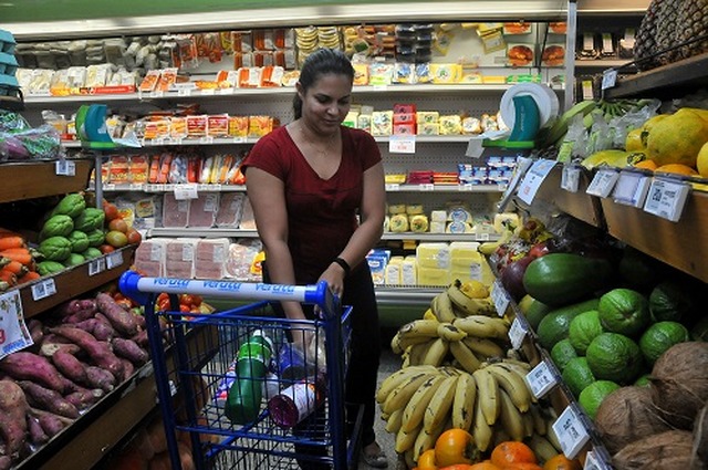 Aline fazia compras da semana em mercado e relatou que os preços ainda estão salgados - Foto: Valdenir Rezende / Correio do Estado