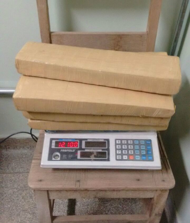 A droga que estava na bagagem da adolescente totalizou 12,1 kg. (Foto: SIG)