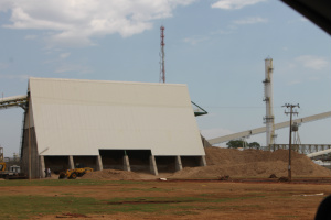 Fábrica de celulose da Eldorado Brasil já está 98% concluída ... é transformada em cavaco pronta para passar por lavagem química que é o processo final para a celulose (Fotos; Ricardo Ojeda)