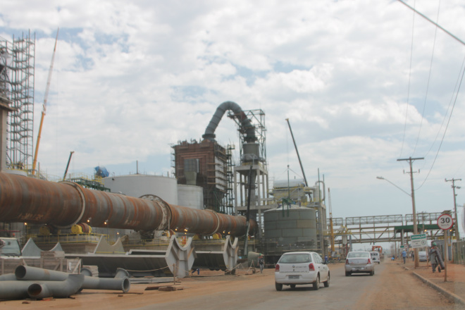 Fábrica de celulose da Eldorado Brasil já está 98% concluída Movimentação de veículos que transportam técnicos industriais é intenso no patio da fábrica (Foto: Ricardo Ojeda)