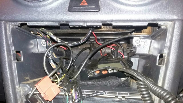 O rádio comunicador estava escondido dentro do veículo. (Foto: Assessoria)