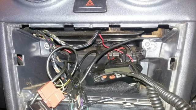 PRF prende topógrafo que estava foragido e utilizava documentação falsa O rádio comunicador estava escondido dentro do veículo. (Foto: Assessoria)