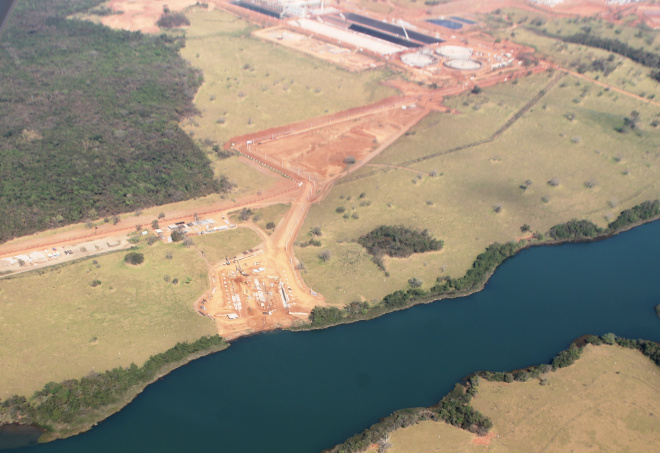 Fábrica de celulose da Eldorado Brasil já está 98% concluída Imagem aérea do terminal portuário que está sendo construído em um afluente do rio Paraná, que transportará a produção até o terminal de Pederneiras (SP) (Foto: Ricardo Ojeda)