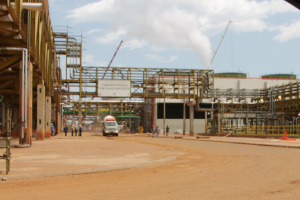 Fábrica de celulose da Eldorado Brasil já está 98% concluída Técnicos dão os últimos ajustes nos equipamentos próximo a caldeira (Foto: Ricardo Ojeda)