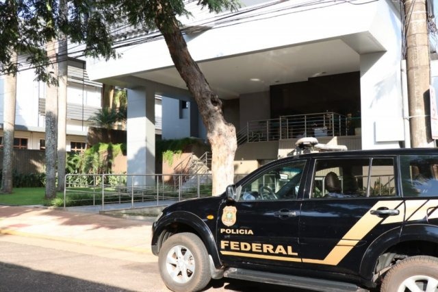 Polícia Federal cumpre mandados em MS contra corrupção no Sistema S Viatura da PF em frente à sede do Senai e prédio onde também funciona a Fiems; equipes chegaram antes da 7h no local (Foto: Henrique Kawaminami)