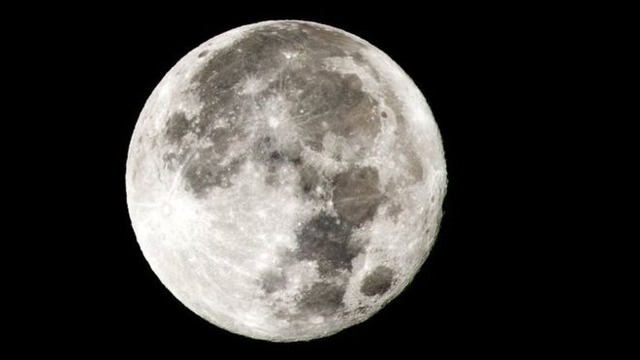 Maior superlua de 2019: entenda o fenômeno astronômico que ocorre nesta terça Posição do satélite em relação à Terra faz ele aparecer maior e mais brilhante no céu (Foto/BBC)