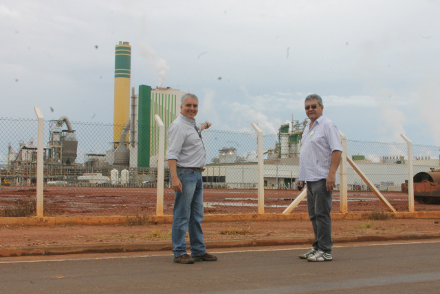  O gerente geral do Projeto, Antonio Di Pasquale, mostra a área já com o servi;co de terraplanagem concluído onde será o parque de maquinários (Foto: Patrícia Miranda)