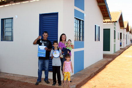 Família comemora a casa própria
Foto: Divulgação