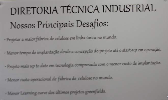 Fábrica de celulose da Eldorado Brasil já está 98% concluída Após 28 meses de muito trabalho e sem registrar nenhum incidente de maior gravidade, a equipe comandada por Carlos Monteiro conseguiu projetar a maior fábrica de celulose em linha única do mundo e com menor custo operacional. O painel com os dizeres, como mostra a fotografia está afixado na sala do diretor Técnico e Industrial, quem sabe para lembrá-lo da importante missão que o ocupou durante todo esse período (Foto: Ricardo Ojeda)