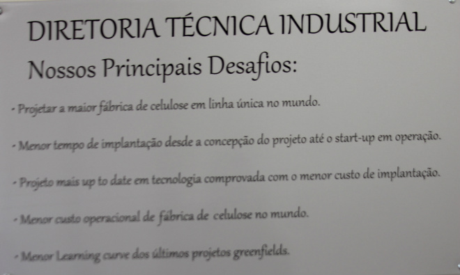 Após 28 meses de muito trabalho e sem registrar nenhum incidente de maior gravidade, a equipe comandada por Carlos Monteiro conseguiu projetar a maior fábrica de celulose em linha única do mundo e com menor custo operacional. O painel com os dizeres, como mostra a fotografia está afixado na sala do diretor Técnico e Industrial, quem sabe para lembrá-lo da importante missão que o ocupou durante todo esse período (Foto: Ricardo Ojeda)     