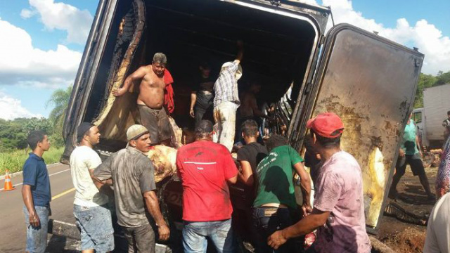 Dezenas de pessoas saquearam carne - Foto: Jornal da Nova