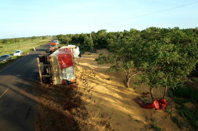 A carreta bitrem estava carregada com soja e tombou ao desviar de um buraco na rodovia MS-338. (Foto: João Carlo Tonon/Rádio Portal News)