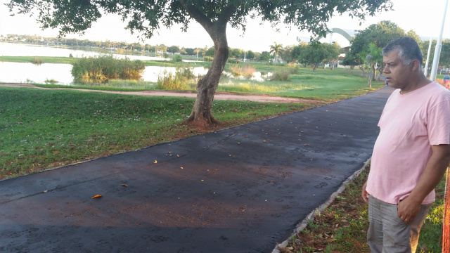 Esportistas invadem área interditada e compromete andamento da obra de pista da Lagoa Maior Carlos Antonio, da empresa JR Revestimentos, veio de São Paulo para iniciar hoje a aplicação de pintura emborrachada na parte que recebeu camada asfáltica, porém devido imperfeições na pavimentação vai ter que esperar refazer o serviço (Foto: Ricardo Ojeda)