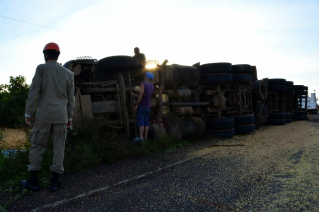A população que presenciou o acidente ajudou o motorista a sair do veículo e acionou o Corpo de Bombeiros de Bataguassu, que fez os primeiros atendimentos no local. (Foto: Sergio Melucci)
