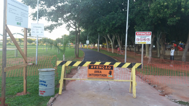 Mesmo com placa e cercado as pessoas não respeitam e invadem o local onde está sendo aplicado lama asfáltica (Foto: Ricardo Ojeda)