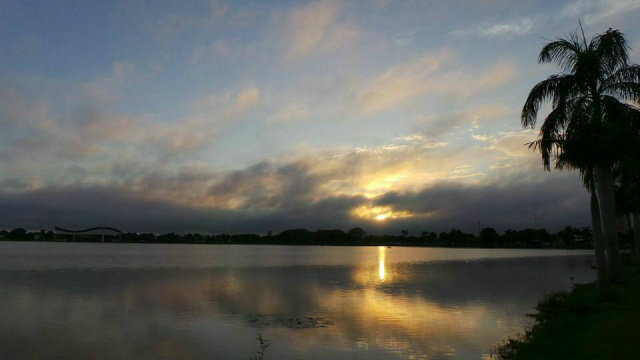 Aos nascer do sol em Três Lagoas, nuvens recobriam o céu. Foi registrado nas primeiras horas, temperatura de 23°C. (Foto: Ricardo Ojeda)